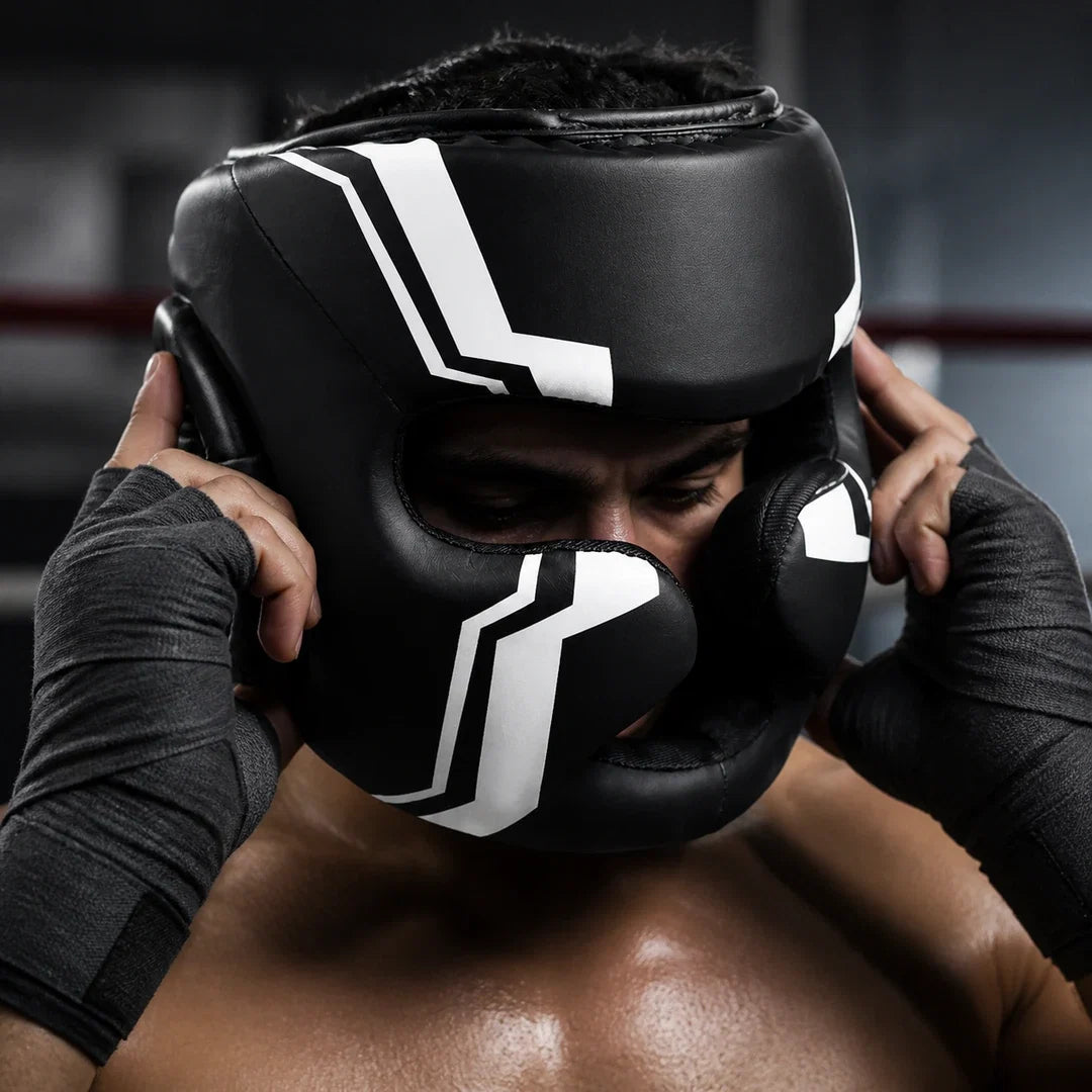 Atleta ajustando o Capacete de Proteção Endurafit antes do treino de sparring