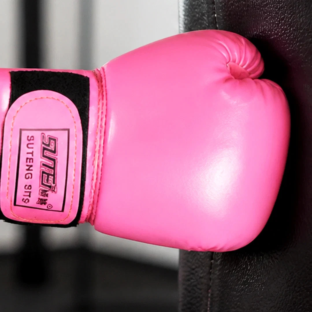 Close da Luva de Boxe Infantil 8oz Endurafit rosa em contato com saco de treino