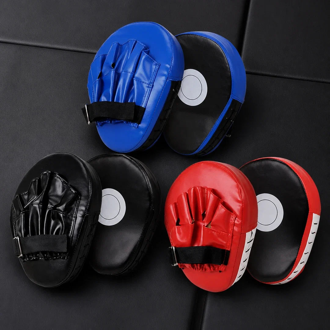 Pares de Manopla de Foco Endurafit em azul, preto e vermelho sobre superfície de treino