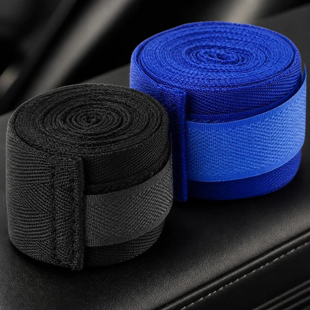 Detalhe da textura, rolo e fecho da Bandagem de Boxe Endurafit preta e azul