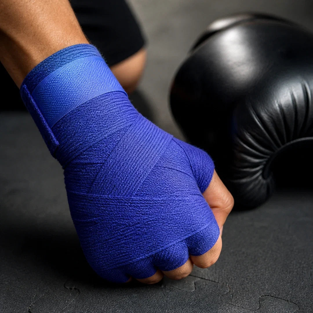 Punho fechado com Bandagem de Boxe Endurafit azul ao lado de luva de treino