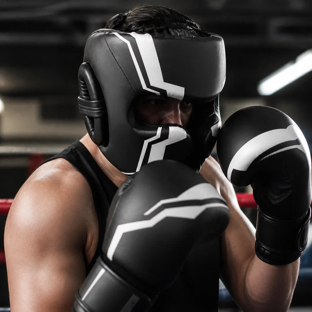 Atleta usando Capacete de Proteção Endurafit em guarda durante treino de boxe