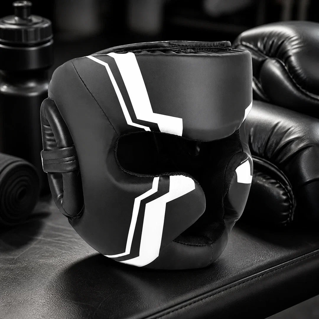 Capacete de Proteção Endurafit sobre bancada de treino com luvas de boxe
