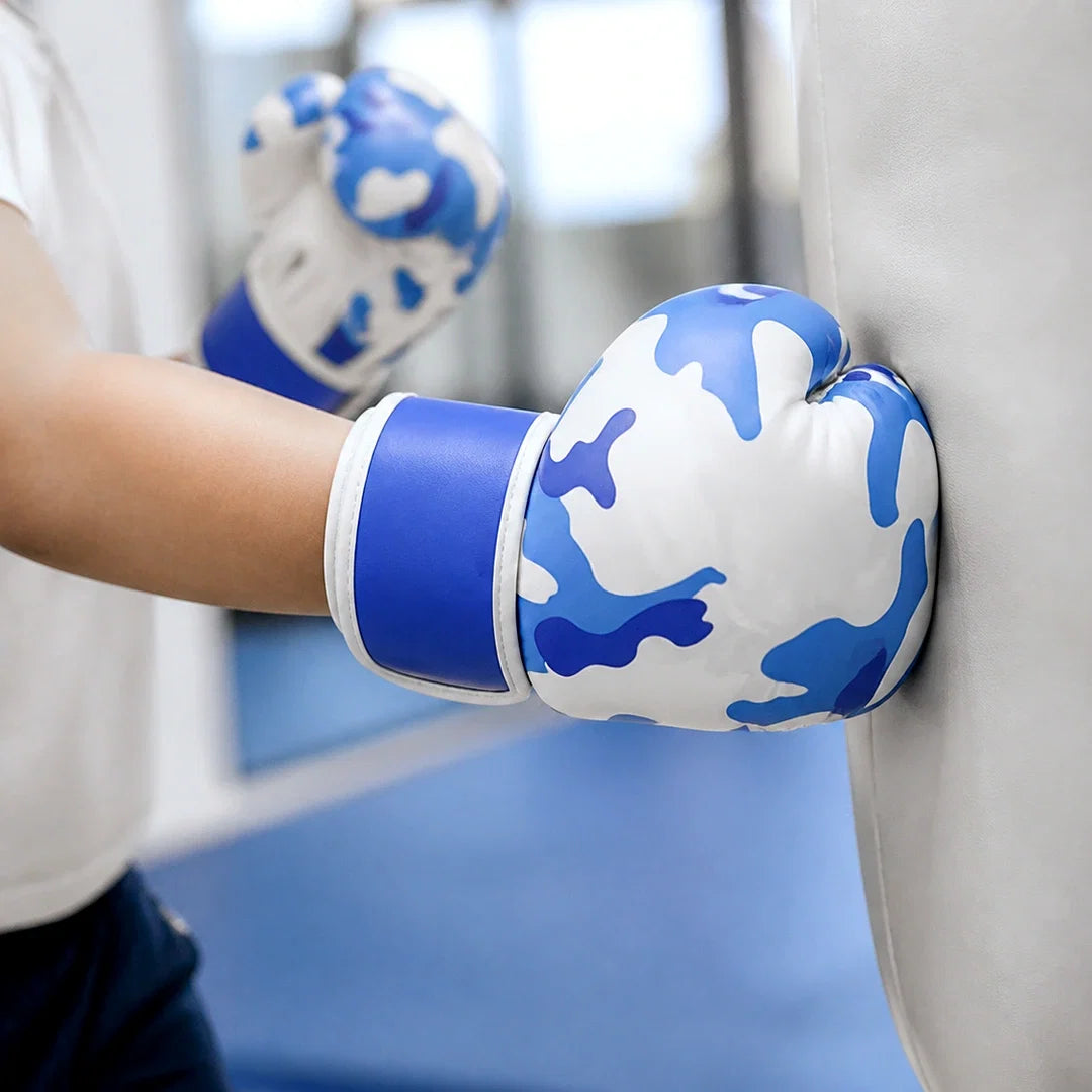 Luva de Boxe Infantil 4oz Endurafit azul em treino leve no saco