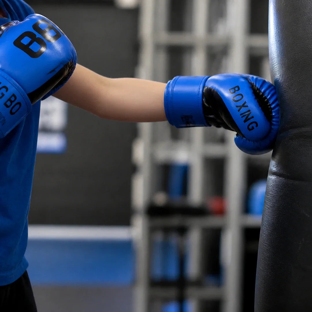 Luva de Boxe Infantil Endurafit azul em treino leve no saco
