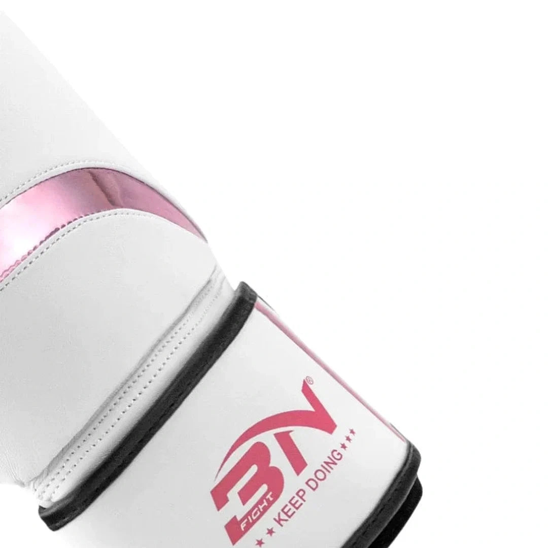 Close do acabamento branco e rosa da Luva de Boxe Soft Feminina Endurafit