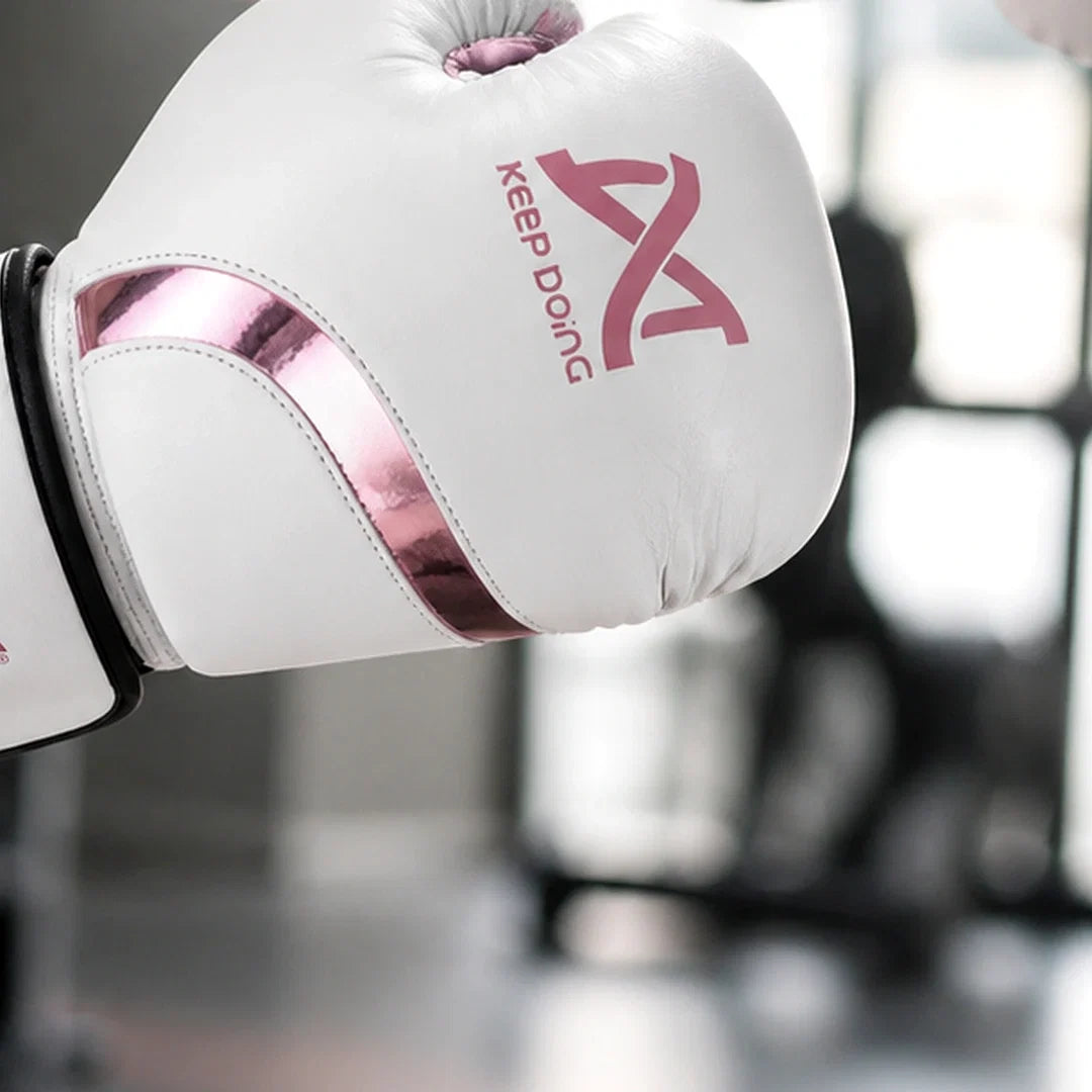 Close da Luva de Boxe Soft Feminina Endurafit branca em treino de impacto
