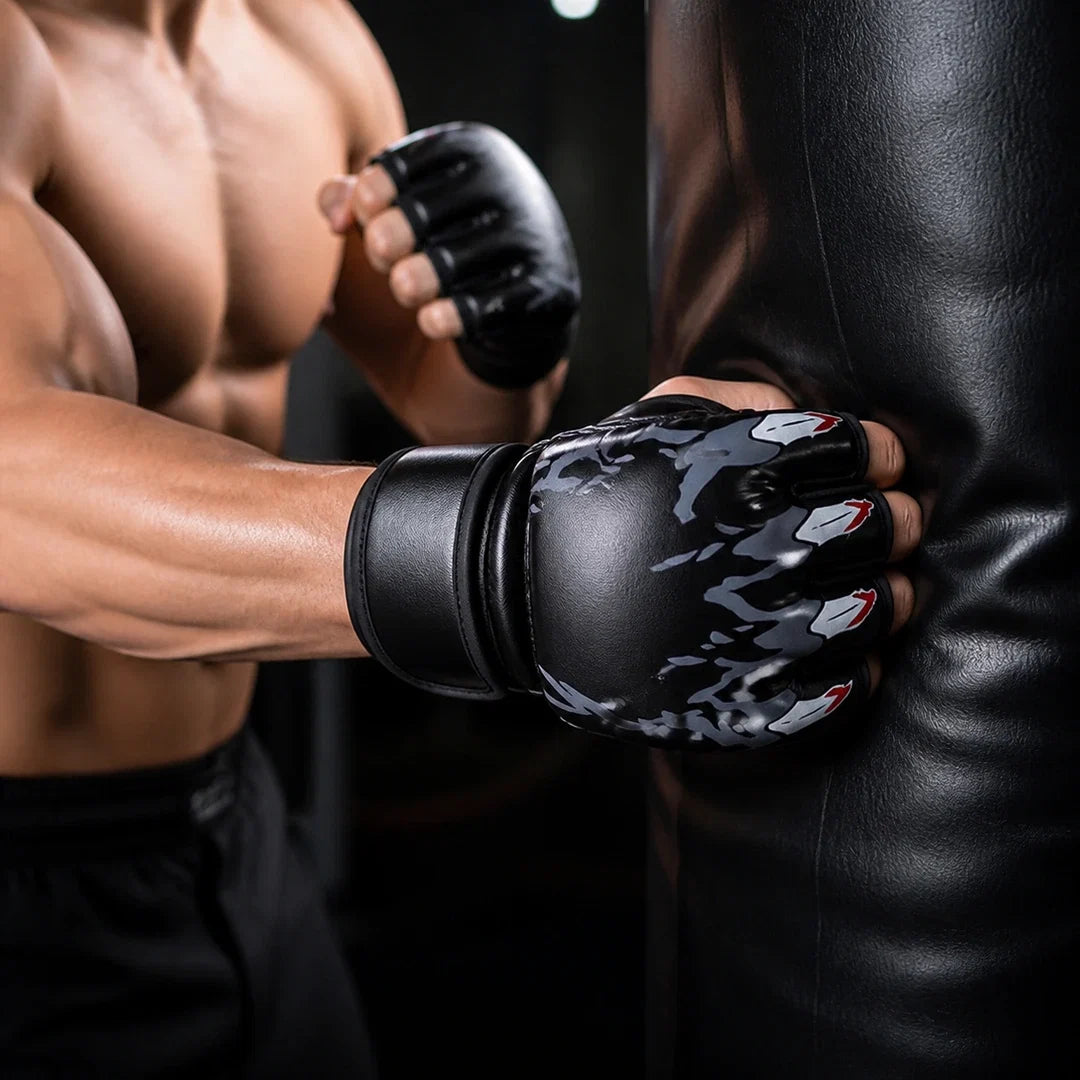 Luva de Boxe Meia Mão 10oz Endurafit preta sendo usada no saco de pancada
