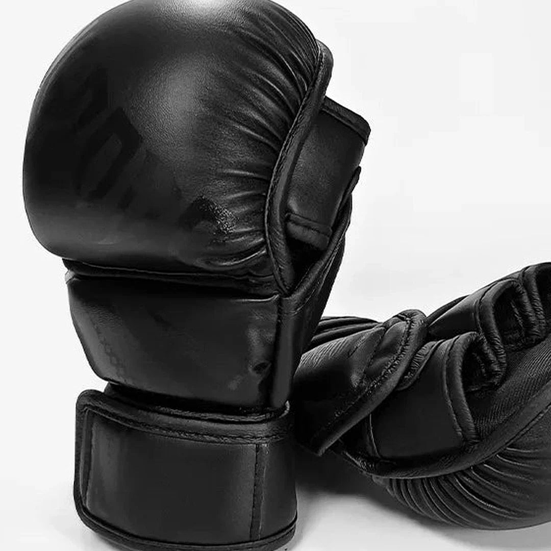 Close do acabamento preto da Luva MMA Meia Mão Endurafit